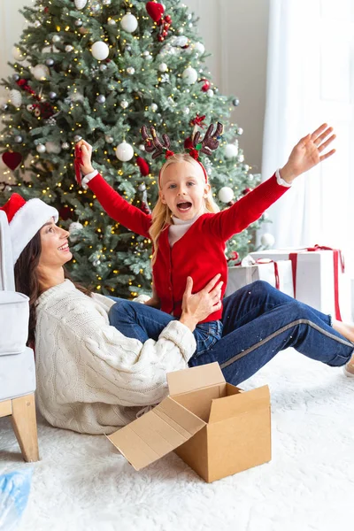 Ungen har jättekul med sin mamma — Stockfoto