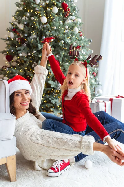 Mutter verbringt ihre Freizeit mit ihrer Tochter — Stockfoto