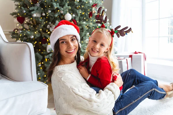 Senhora e sua filhinha sorrindo alegremente — Fotografia de Stock