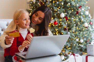 Aile bilgisayarın önünde oturuyor.