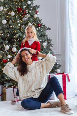 Şık bir bayan ve güzel çocuğu dört gözle bekliyor.