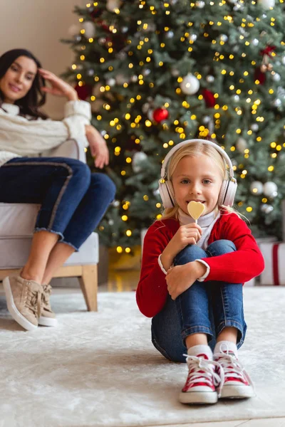 Donna sul divano guardando il suo bambino — Foto Stock