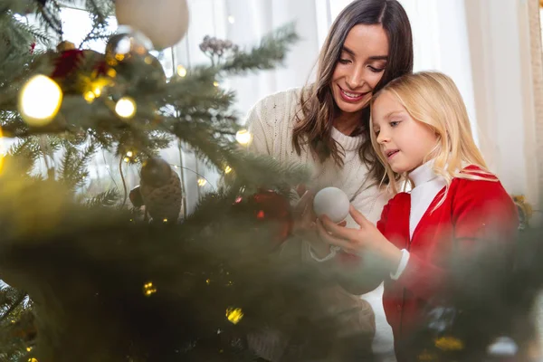 Señora y su hija de pie cerca del árbol —  Fotos de Stock