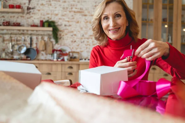 Agradable mujer madura mirando directamente a la cámara — Foto de Stock