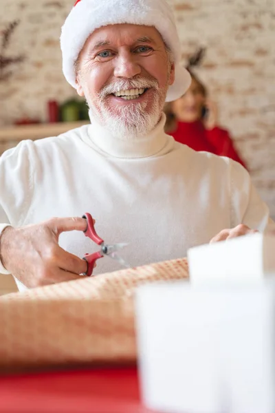 Portret miłego mężczyzny w świątecznym nastroju — Zdjęcie stockowe