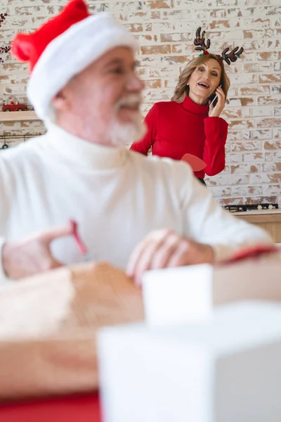 Silueta de hombre alegre que escucha a su esposa — Foto de Stock