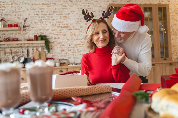 Zarte weibliche Person, die mit ihrem Partner kommuniziert — Stockfoto