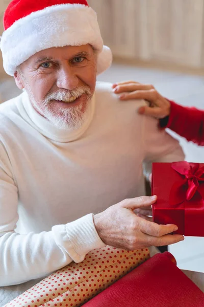 Porträtt av stilig man som poserar framför kameran — Stockfoto