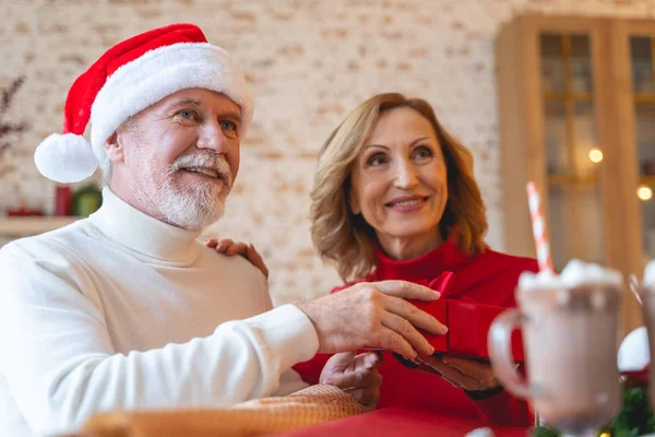 Närbild av glada människor firar jul — Stockfoto