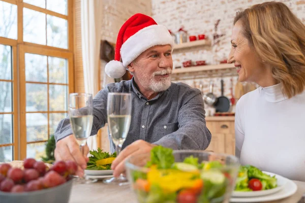 Hombre barbudo atento que escucha a su esposa — Foto de Stock