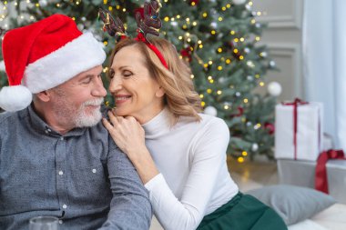 Yakışıklı erkeğini kucaklayan olgun bir kadın.