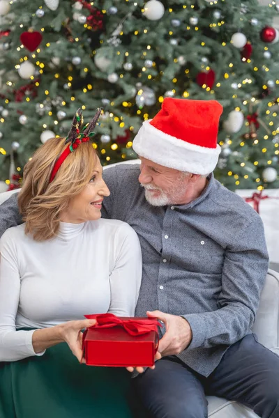 Mujer encantada positiva mirando a su marido — Foto de Stock