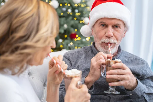 Närbild av snäll man som dricker kakao — Stockfoto