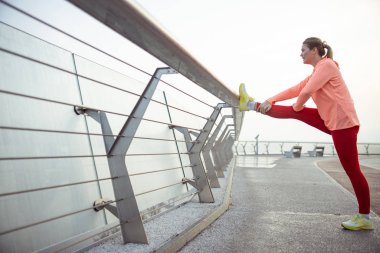 Sokakta gerinen güzel bayan.