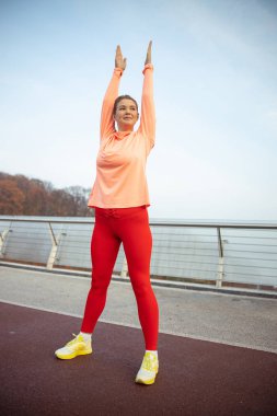 Cazibeli bayan sabah jimnastik yapıyor.
