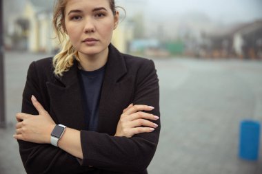 Güzel düşünceli bayan sokakta dikiliyor