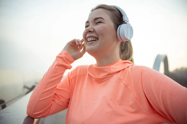 Joven alegre escuchando música al aire libre — Foto de Stock