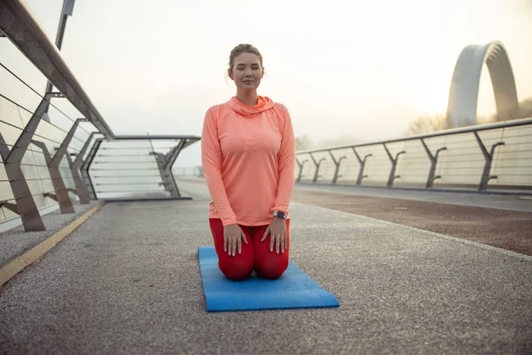 Hermosa dama practicando yoga en la calle — Foto de Stock