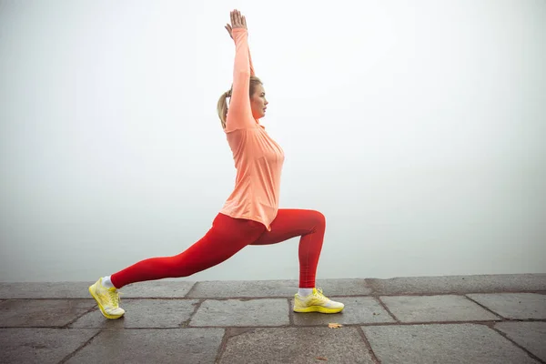 Αθλητική κυρία κάνει χαμηλή στάση lunge ή anjaneyasana — Φωτογραφία Αρχείου