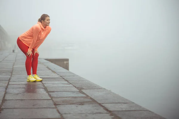 Sporty lady taking break after morning run — Stock Photo, Image