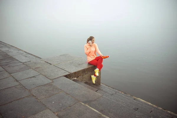 무뚝뚝 한 여자가 휴대폰으로 강의 모습을 보며 — 스톡 사진