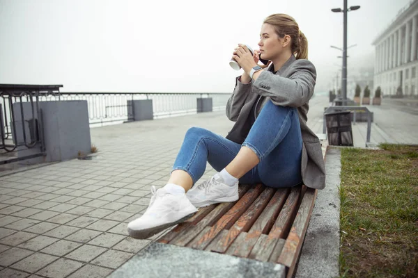 Vacker ung kvinna som pratar i mobiltelefon på gatan — Stockfoto