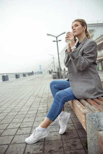 Bella dama bebiendo café y teniendo conversación telefónica —  Fotos de Stock