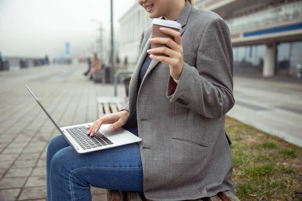 노상에서 노트북을 사용하는 세련 된 젊은 여성 — 스톡 사진