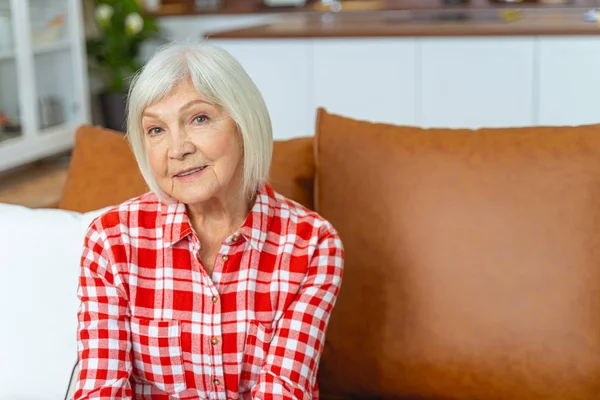 Schöne ältere Dame posiert für die Kamera — Stockfoto