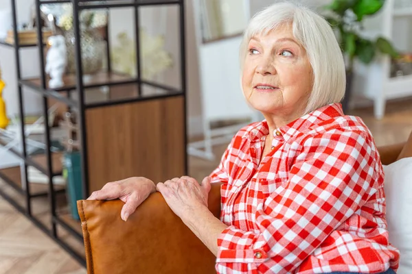 Ονειρεμένη ελκυστική ευχάριστη ηλικιωμένη γυναίκα κοιτάζει μακριά — Φωτογραφία Αρχείου