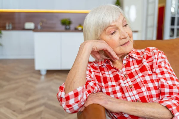 Femme prenant un repos sur le canapé — Photo