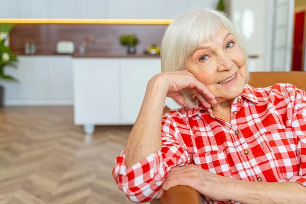 Attraktive ältere Dame, die im Zimmer ruht — Stockfoto