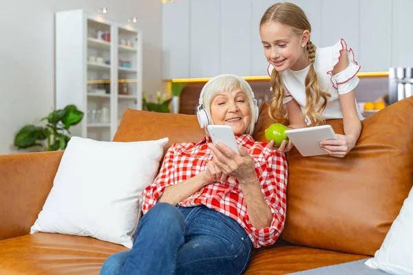 En lykkelig kvinne som viser barnebarnet sitt noe – stockfoto