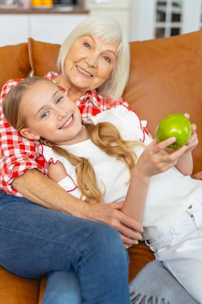 Babička relaxuje se svým vnoučátkem doma — Stock fotografie