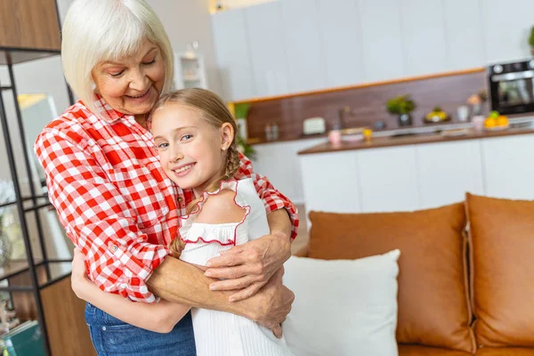 Glad dam tittar på sitt kärleksfulla barnbarn — Stockfoto