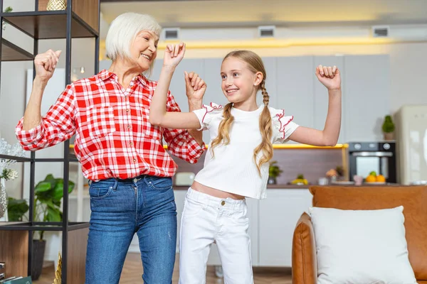 Дівчина дає бабусі і дідусі урок танцю — стокове фото