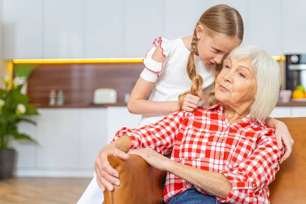 Mooi meisje buigen over een senior dame — Stockfoto