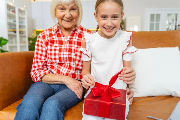 Внучка с подарком от бабушки и дедушки — стоковое фото