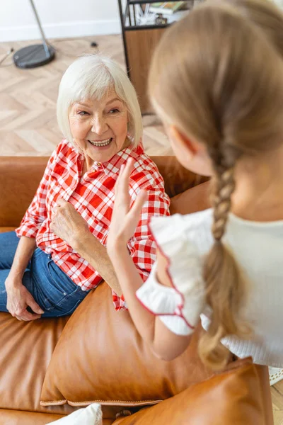 Mujer mayor de gran espíritu sonriendo a su nieto —  Fotos de Stock