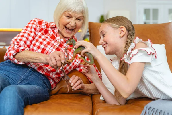 Enkelkind und Großeltern verbringen Zeit miteinander — Stockfoto
