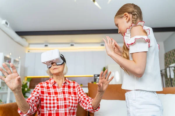 Mujer mayor seria con gafas de realidad virtual — Foto de Stock