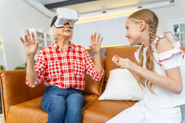 Señora mayor sumergiéndose en la realidad virtual — Foto de Stock
