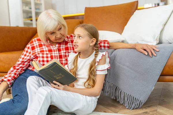 Seriös senior dam stirrar på sitt barnbarn — Stockfoto