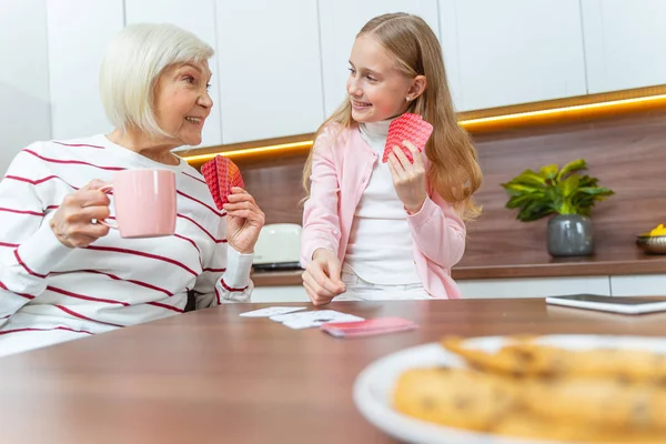 Jente og besteforelder har det gøy sammen – stockfoto