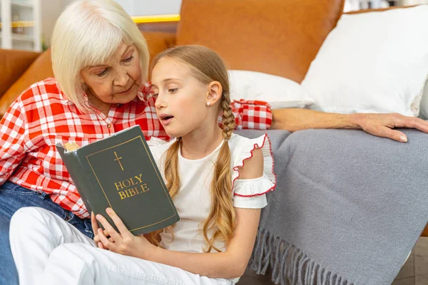 Oudere vrouw die aandachtig naar haar kleinkind luistert — Stockfoto