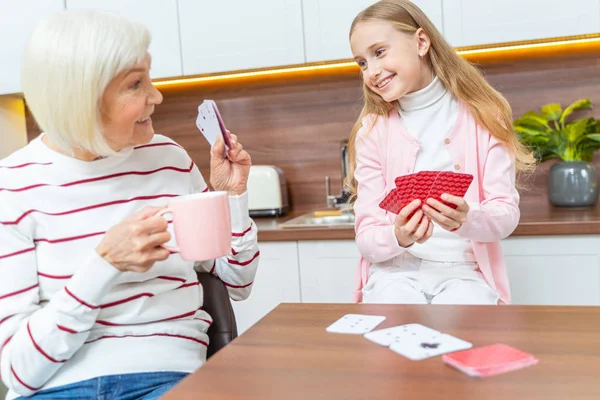 Female hiding her cards from a girl — Stock Photo, Image