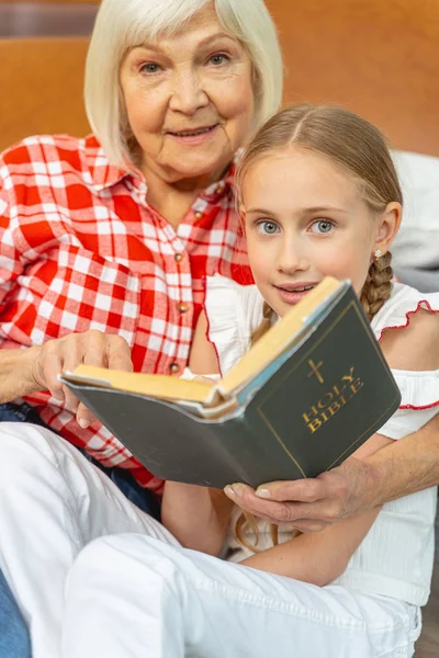 Chica bonita sosteniendo la Biblia en sus manos — Foto de Stock