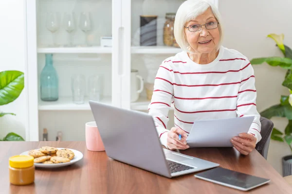 Mujer con documentos sonriendo a la cámara — Foto de Stock