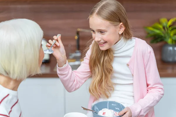 Envejecida dama caucásica disfrutando de su postre de vainilla —  Fotos de Stock