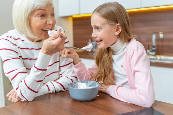 Menina e seu avô comendo sorvete — Fotografia de Stock